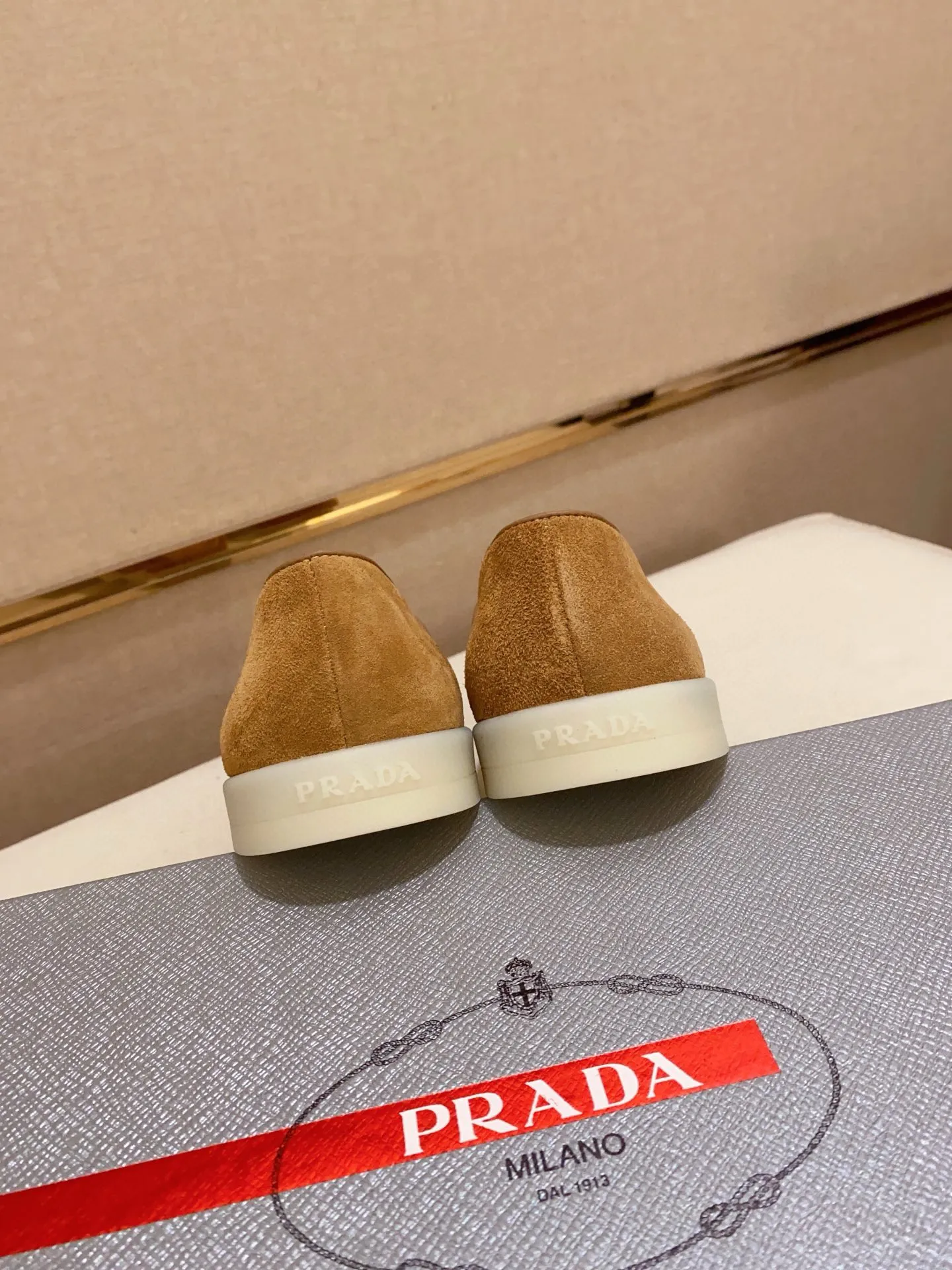 Men's shoes 💰 580💰 ✔️✔️✔️High-quality new PRADA counters are launched at the same time. The new men's shoes and 😘fabrics are selected from high-silk bald cowhide and are made by pure handicrafts. Lining: Full cowhide lining. 👍🏿 High-end ☄️ air-cushion molded anti-slip rubber outsole, exquisite lines, simple and elegant, comfortable and high-end for leisure travel. Code number: 38 to 44 (45 can be customized)